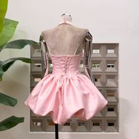 Robe trapèze en dentelle et tissu pongé, col en V, à bretelles, avec jupe bouffante à motif floral et détails en arêtes de poisson, style boutique