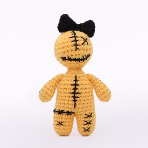 Poupée Vaudou Jaune avec Nœud Noir, Jouet en Peluche au Crochet et Point de Croix, Animal en Peluche Texturé pour Halloween, Vente en Gros et en Vrac - Product Image 1