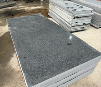 Dalle de granit gris foncé poli G654 découpée sur mesure avec solution de design graphique