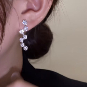 Orecchini Pendenti Lunghi con Motivi Floreali, Fiocchi di Neve e Foglie per Donne, Accessori per Orecchie Semplici e alla Moda per Uso Quotidiano - Product Image 4