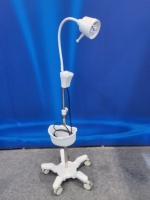 Lampe d'examen chirurgical mobile à LED avec poulie silencieuse et panier de rangement |   Équipement d'éclairage médical