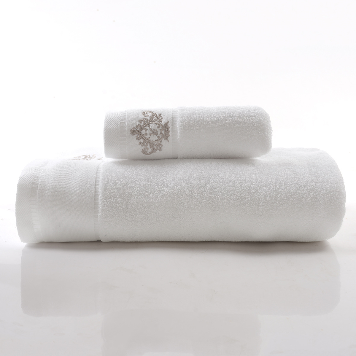 Couronne A Blanc [2 Serviettes 1 Serviette de Bain]