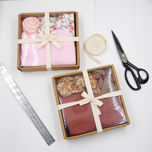 Nuevo Set de Regalo para Bebé Recién Nacido: Manta Envolvente Súper Suave, Diadema y Babero Personalizables - Product Image 5