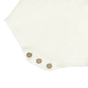 Venta de Fábrica: Ropa de Verano Blanca para Bebé, Hermoso, Cómodo y Suave Pelele para Niña - Product Image 3