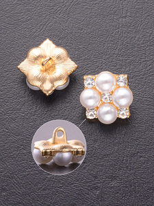 Hot Bán Tùy Chỉnh Lấp Lánh Rhinestone Kẽm Hợp Kim Nút Hoa Tấm Ngọc Trai Nút Với Chân Phong Cách Cho Trang Phục - Product Image 5