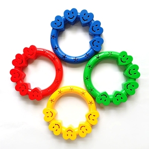 Anillo de mano de plástico con diseño de corazón sonriente al por mayor, colorido, para niños, para ejercicios matutinos, tamborina, para ritmo de baile de niños pequeños - Product Image 1