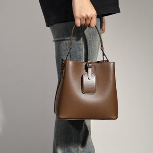 Sac à bandoulière seau Zenos élégant en cuir véritable pour femme, grande capacité, avec fermeture éclair, idéal pour les trajets quotidiens et la mode - Product Image 1