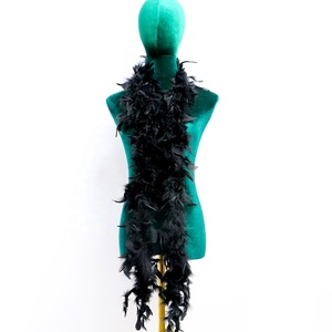 38-40g <span class=keywords><strong>Boa</strong></span> décoratif en plumes de corail de dinde pour la fête d'Halloween
