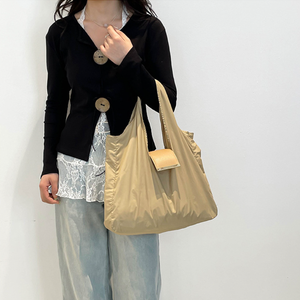 Bolso de hombro plegable de nailon para mujer, tipo tote grande, ecológico, con accesorios colgantes, venta al por mayor - Product Image 5