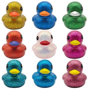 Juguete de baño de bebé listo para ducha suave con logotipo personalizable de pato con lentejuelas flotantes en polvo de vinilo dorado de 10cm <span class=keywords><strong>al</strong></span> por mayor para niños pequeños de goma - Product Image 2