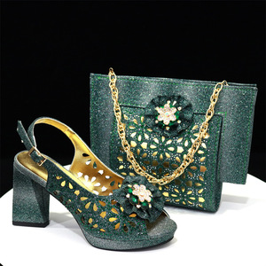 Conjunto de zapatos y bolso listo para usar - Sandalias plateadas clásicas y elegantes para mujer, tallas 37-43. Conjunto con bolso de mano abierto - Product Image 2