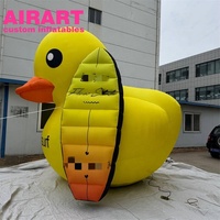 Canard gonflable d'activité de thème de plage avec la planche à roulettes