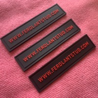 Étiquette en caoutchouc écologique avec logo de marque, espace de couture, étiquette PVC 3D gaufrée pour bracelet