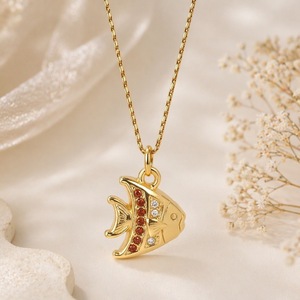 Yunnique – collier avec pendentif poisson plaqué or pour femmes, avec incrustation de zircon, chaîne de clavicule en acier inoxydable, pour cadeau, tenue de loisirs - Product Image 3