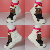 Chaussettes d'hiver chaudes à motifs de Noël en tissu éponge de coton antidérapantes pour adultes, chaussettes de sol en laine 3D épaisses et stéréoscopiques à motifs de dessins animés