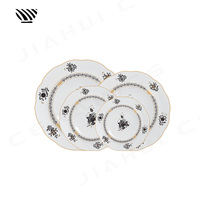 Élégant ensemble d'assiettes en céramique florales noir-or pour un décor de table de mariage sophistiqué de luxe classique