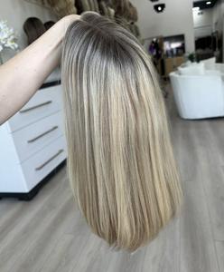 Perruque juive de luxe pour femme, en cheveux humains de la plus haute qualité, texture européenne douce, balayage blond avec racines foncées, nœuds simples, dessus en dentelle. - Product Image 2