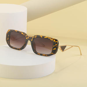 Gafas de sol irregulares con montura pequeña para mujer, lentes de PC UV400, montura metálica, estilo callejero, protección de clase 2 - Product Image 2