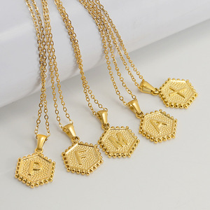 Collar con Colgante de Letra Hexagonal de Acero Inoxidable Chapado en Oro PVD de 18K |   Elegante Gargantilla con 26 Letras del Alfabeto Inglés para Mujer - Product Image 2