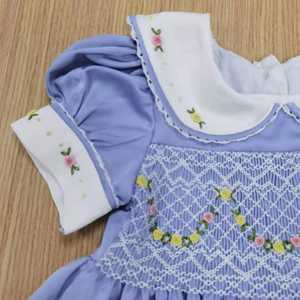 Robes smockées pour enfants et bébés, en soie bleue satinée, col rond, bordure en dentelle, Nouveauté 2022, Vente en gros pour filles - Product Image 5
