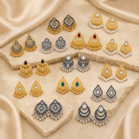 Boucles d'oreilles Jhumka Jhumki indiennes vintage plaquées or, style Bollywood, ethniques, pendantes, type lustre, bijoux traditionnels tribaux avec perles et pompons