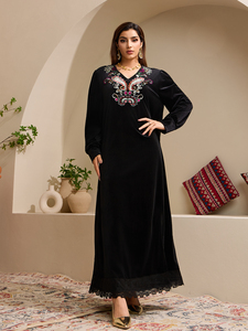Nuovo Arrivo Elegante Abaya Invernale in Velluto, Vestito Modesto da Donna Stile Dubai/Turchia, Abaya Ricamata con Scollo a V, Abito Musulmano da Donna, Jalabiya - Product Image 3