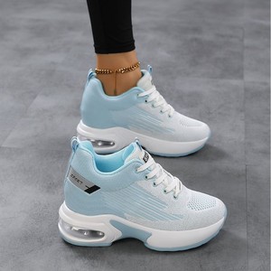 Baskets compensées invisibles pour femmes, rouges et blanches, à coussin d'air, respirantes en maille, rehaussantes, pour la course - Product Image 3