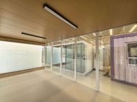 Structure préfabriquée en acier, cabine modulaire durable en forme de pomme, grande fenêtre vitrée pour poste de travail commercial.