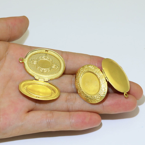 Vintage Style Brass Photo <strong>Locket</strong> Necklace Pendant Oval-shape Patterned Photo Frame <strong>with</strong> Jewelry Accessories &amp; <strong>Charms</strong> - Product Image 4