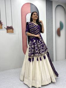 Oferta Especial de Boda: Lehenga y Saree de Moda para Mujer, Ropa Étnica de Diseñador para Novias y Eventos Festivos, Disponible para la Venta - Product Image 6