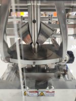 Machine d'emballage VFFS automatique de haute qualité pour petits articles, snacks et aliments, pour sachets et pochettes, à haute productivité et économe en énergie