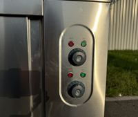 Chauffe-plat commercial en acier inoxydable avec 3 bacs alimentaires et protection anti-éclaboussures avec porte coulissante et armoire de rangement pour la restauration