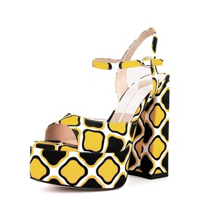 Sandales à talons épais et plateforme haute pour femmes, taille 45, imprimé floral, dessus en soie, chaussures habillées pour femmes, logo personnalisé - Product Image 3