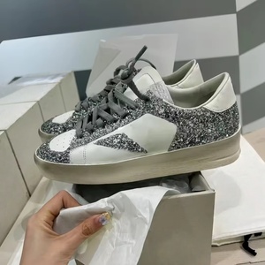 Chaussures de créateur haut de gamme pour hommes, style marche, baskets tendance Goose, respirantes et confortables, en cuir véritable, à semelle épaisse dorée - Product Image 3