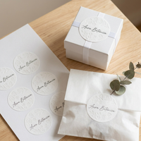 Autocollants ronds personnalisés en papier coton blanc, étiquettes florales gaufrées à sec, fabrication OEM, vente en gros, faible MOQ