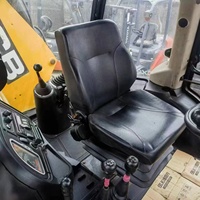 Chargeuse-pelleteuse JCB jaune, équipement de construction, godet avant, bras d'excavation arrière, moteur diesel, modèle 2023, 8,3 tonnes, pompe à roulement