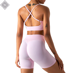 Ensemble de fitness pour femme : Soutien-gorge de sport et de yoga sans coutures à dos croisé réglable avec coussinets amovibles et short de yoga taille haute à séchage rapide et effet push-up - Product Image 1