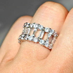 Anello Geometrico Cavo con Zirconi per Donne, Gioiello di Design Scintillante e Alla Moda - Product Image 2