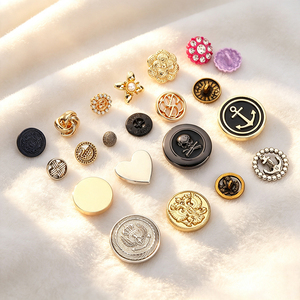 Boutons plats en alliage de zinc personnalisés, prix d'usine, faible MOQ, boutons métalliques gravés sur mesure pour manteaux, vestes, robes et vêtements - Product Image 3
