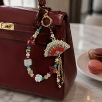 Breloque de téléphone de luxe rouge en forme d'éventail, perlée, avec pompon en perles, style chinois, porte-clés doré, pendentif de sac, fait main, vente en gros