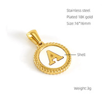 Pendentif lettre en nacre |   Charme initial en forme de lettre ronde en acier inoxydable plaqué or 18K PVD |   Imperméable et hypoallergénique