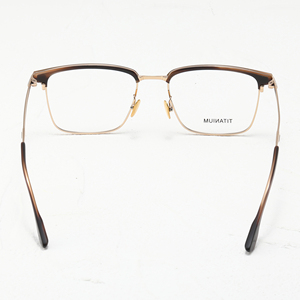 Elegantes Gafas de Sol Minimalistas de Titanio para Hombre y Mujer, Montura Dorada - Product Image 5