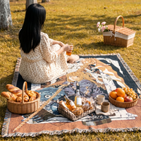 Couverture Jacquard Tissée Personnalisée Motif Anime 130x160cm en Polyester Coton avec Bordure à Pompons, Housse de Canapé Quatre Saisons, Jeté de Lit, Tapisserie