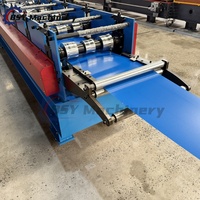 Machine de formage à froid de capuchons de toit en acier coloré robuste et automatique, ligne de production de découpe hydraulique PLC haute vitesse