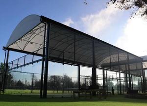 幅広・厚肉鋼鉄フレーム製パデルコート屋根とパデルテニスコート一体型 - Product Image 5