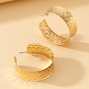 AYN-142 all'ingrosso di moda donna moderna <span class=keywords><strong>oro</strong></span> in grani rialzati a forma di C orecchini geometrici semplici orecchini in lega - Product Image 2