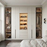 Armoire intégrée sur mesure pour toute la maison, du sol au plafond, avec vitrine en verre cannelé, rangement de chambre