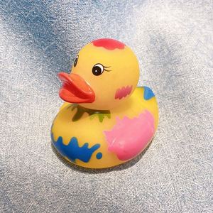 Nouveau jouet de bain pour enfants, petit canard jaune avec graffitis créatifs, jouet aquatique sonore à presser en vinyle, fabriqué en plastique durable - Product Image 3