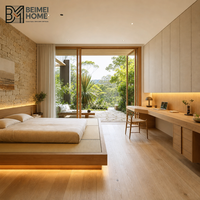 Lit plateforme tatami intégré sur mesure de style côtier australien avec armoire en chêne naturel pour villa en bord de mer