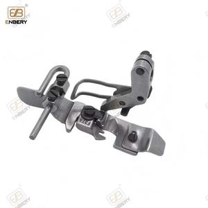 Pegasus EX3200EX5200 988 800 Jack 798 E4 C4 C5 Máquina de coser overlock industrial con mango alto, 4 hilos y prensatelas con guía central - Product Image 2